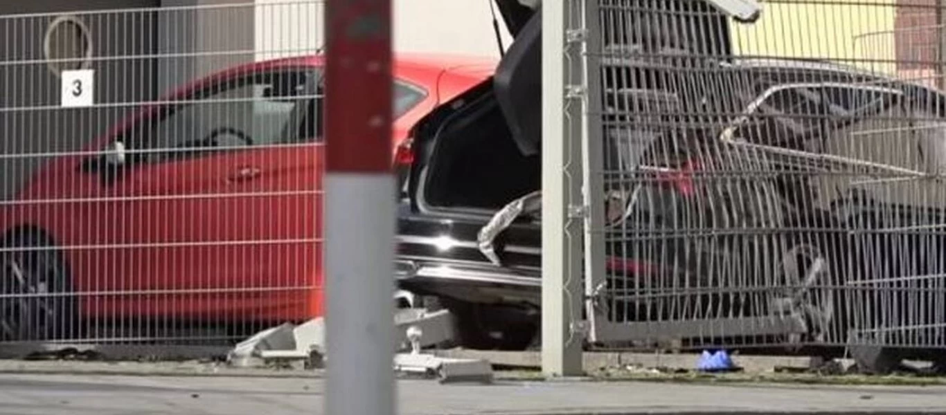 Γερμανία: Την πάτησε με το αυτοκίνητο και την κατακρεούργησε με σφυρί στη μέση του δρόμου (βίντεο)